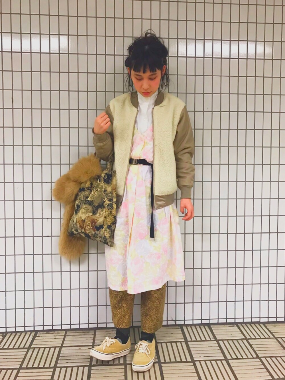 「プチプラ、ファー小物、冬、スニーカーコーデ、古着、柄パンツ、靴下屋、ワンピース×スニーカー」｜「靴下屋のアイテム（ソックス/靴下、ホワイト系）」を使った、a.nさん（レディース・155cm）の冬コーディネートの1枚目の写真