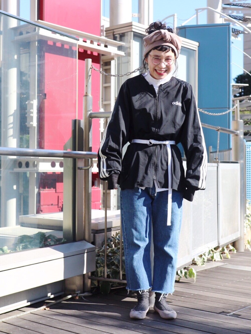 「ジャージ、ブラック、バレエシューズ、靴下屋、アディダス、デニム、めがね、お団子ヘアー」｜「H&Mのアイテム（パンプス、グレー系）」を使った、a.nさん（レディース・155cm）の冬コーディネートの1枚目の写真