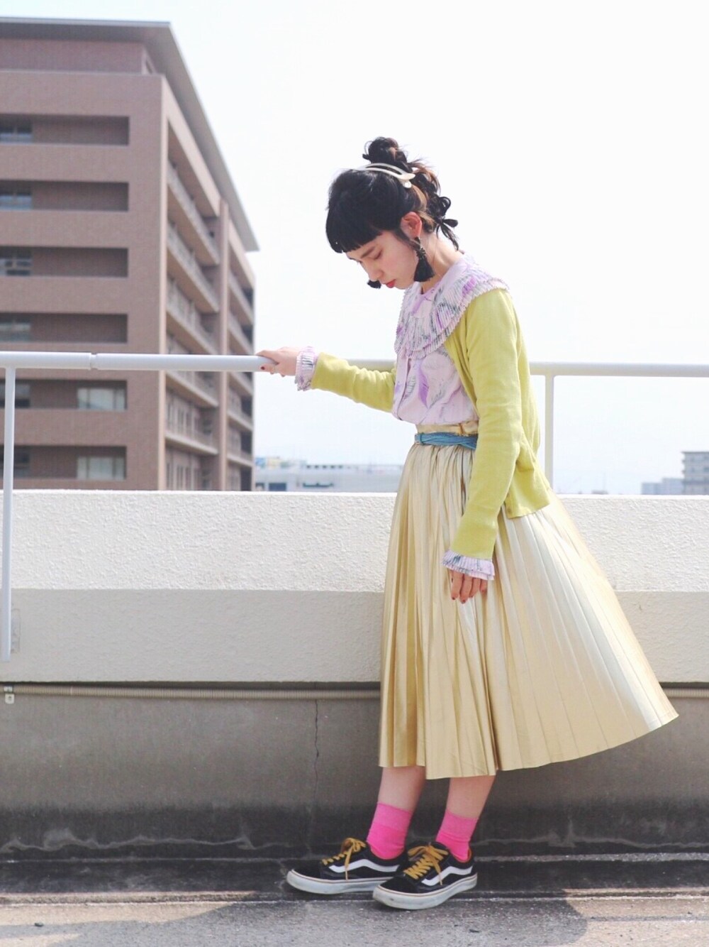 「春、バンズ、オールドスクール、プリーツスカート、ラメ、ピンク、ゴールド、カラフル、スニーカー、靴下屋」｜「靴下屋の靴下屋/ ラメゴム長ショートソックス（ソックス/靴下、ピンク系）」を使った、a.nさん（レディース・155cm）の春コーディネートの1枚目の写真