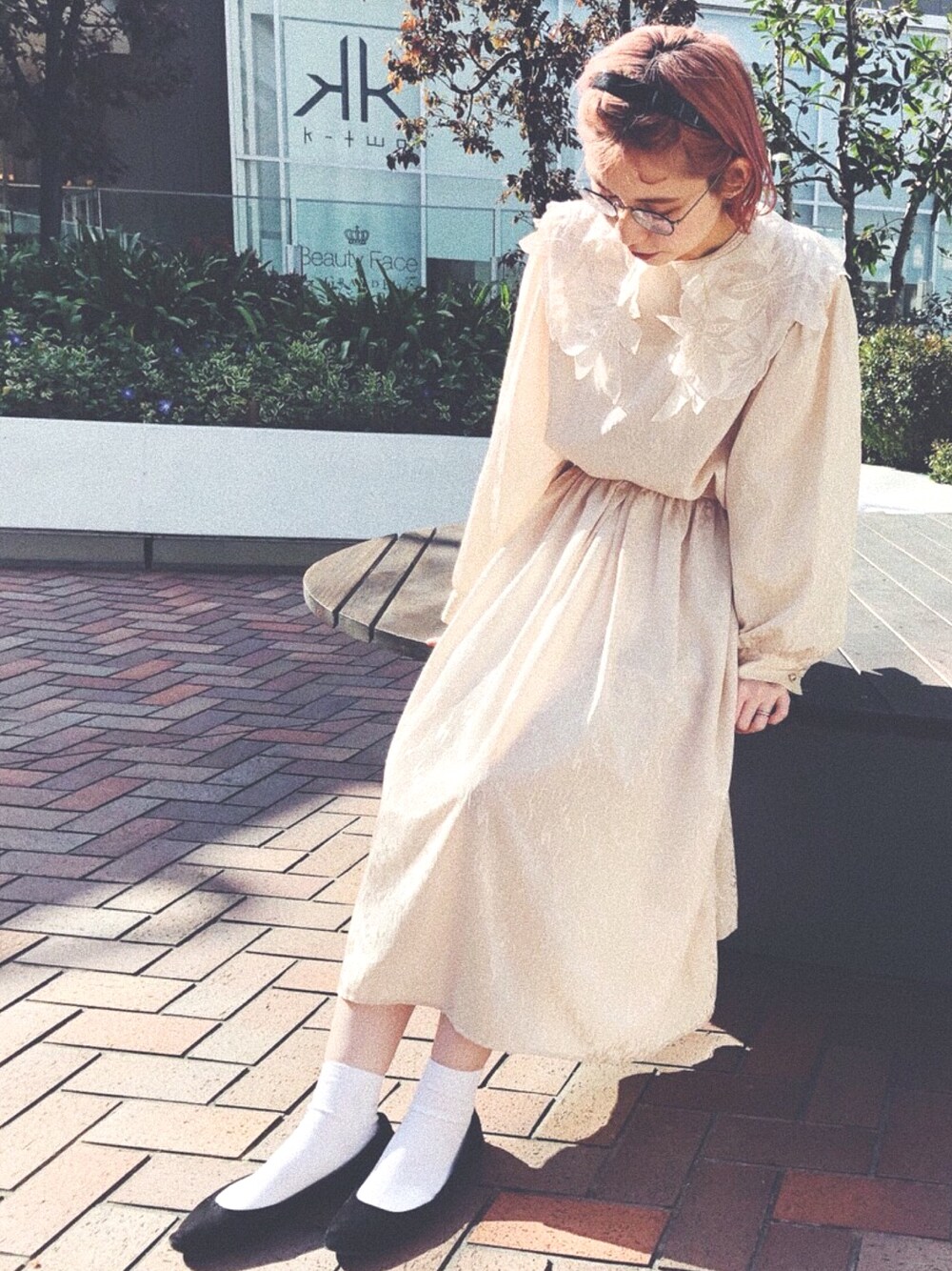 「古着、ワンピース、カチューシャ、春コーデ、おしゃれさんと繋がりたい、プチプラ、モノトーン、fashion、靴下屋」｜「靴下屋の靴下屋/ コットンブレンド無地ショートソックス（ソックス/靴下、ホワイト系）」を使った、a.nさん（レディース・155cm）の春コーディネートの1枚目の写真