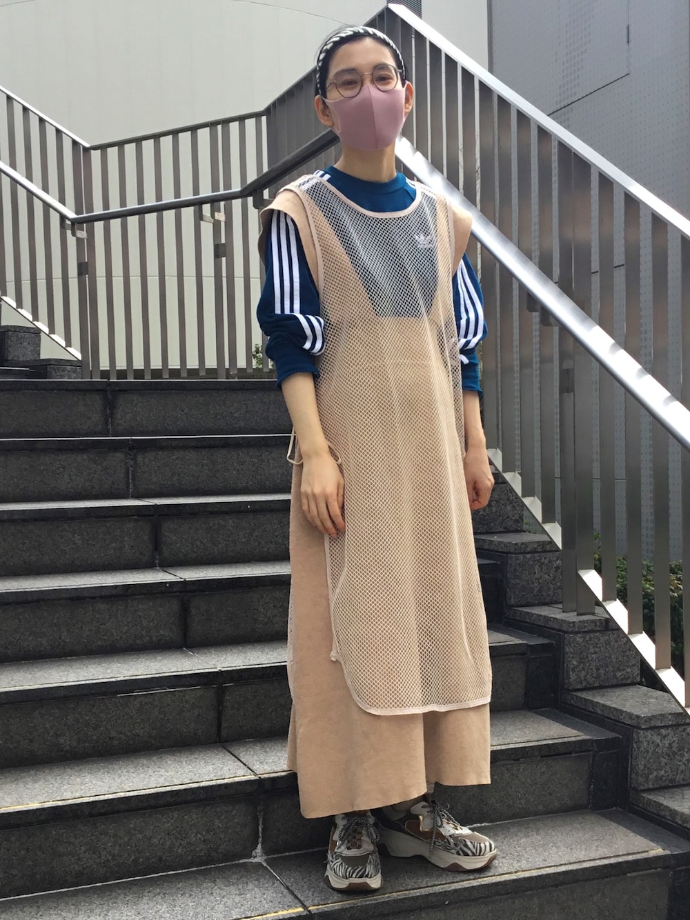 「カジュアルコーデ、プチプラコーデ、スポーティ、カチューシャ、ワンピース、スニーカー、プチプラ、年末WEAR感謝祭」｜「adidasのスリーストライプス ロングスリーブ Tシャツ [3 STRIPES LS TEE] アディダスオリジナルス（ロンT)（Tシャツ/カットソー、ブルー系）」を使った、a.nさん（レディース・155cm）の冬コーディネートの1枚目の写真