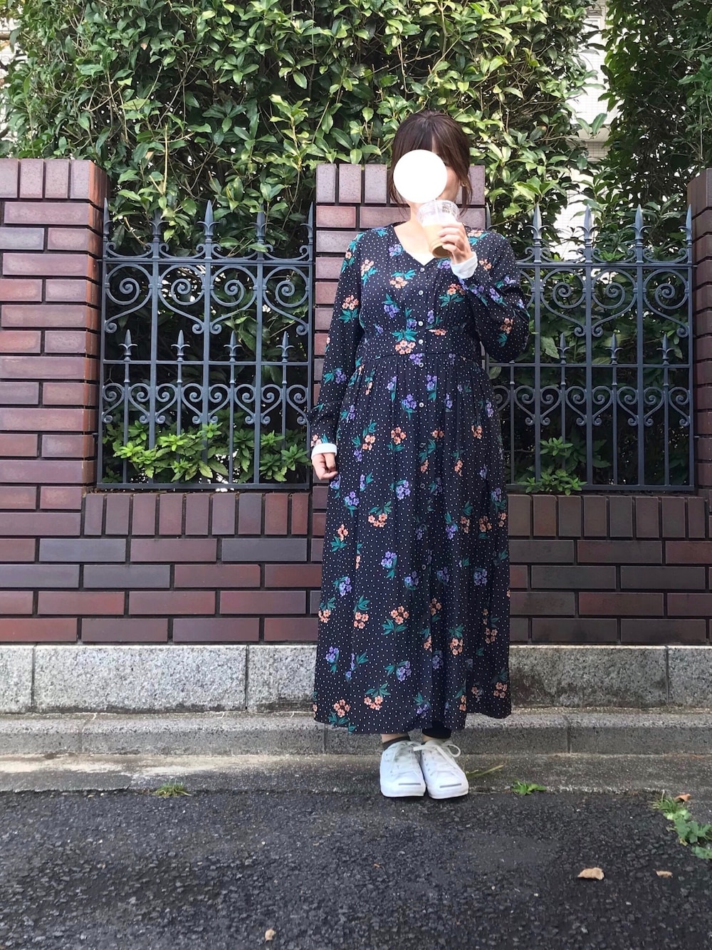 「秋のコーデ、大人カジュアル、花柄ワンピース、ジャックパーセル、低身長、低身長コーデ、ママコーデ、スニーカー、ワンピース×スニーカー」｜「URBAN RESEARCHのフラワードットプリントワンピース（ワンピース、ブラック系）」を使った、ふぁむさん（レディース・153cm）の秋コーディネートの1枚目の写真
