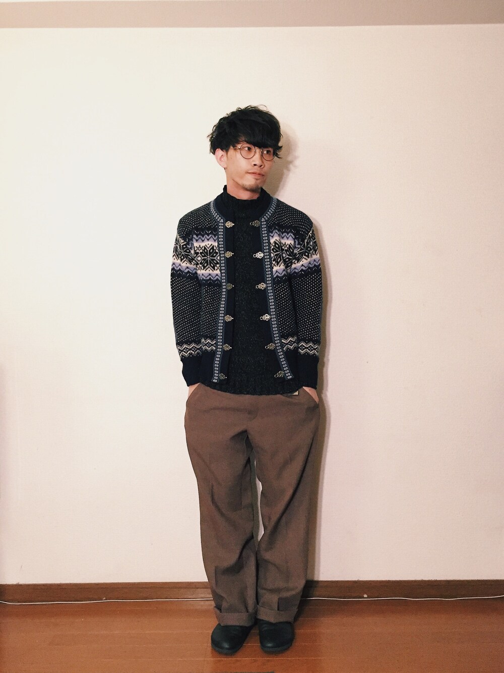 ブルー系のカーディガン/ボレロ、ブラック系のニット/セーター、ブラウン系のスラックスを着用したメンズの冬コーディネートの1枚目の写真