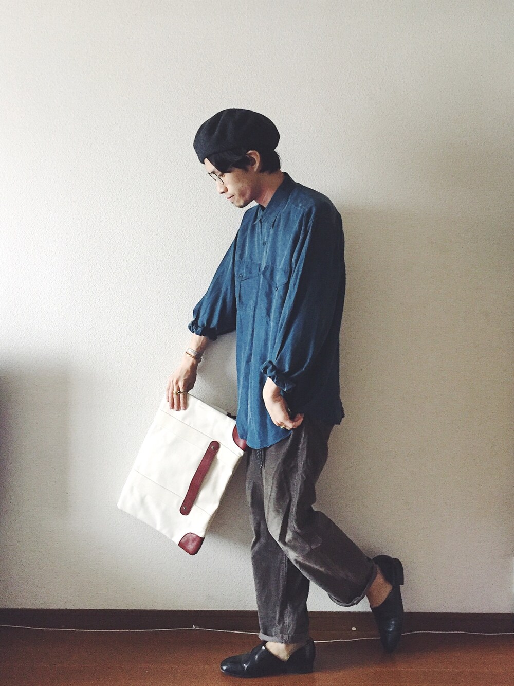 ブルー系のシャツ/ブラウス、ブラック系のその他シューズ、グレー系のその他パンツを着用したメンズの春コーディネートの1枚目の写真