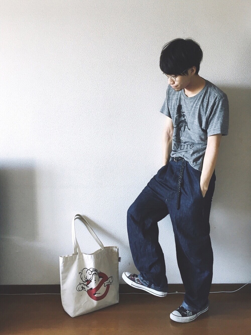 「シンプル、スニーカー、黒、ootd、デニムパンツ、ワイドパンツ、古着MIX、タックイン、夏、スヌーピー」｜「BEAMS Tのアイテム（Tシャツ/カットソー、グレー系）」を使った、old_goldさん（メンズ・170cm）の夏コーディネートの1枚目の写真