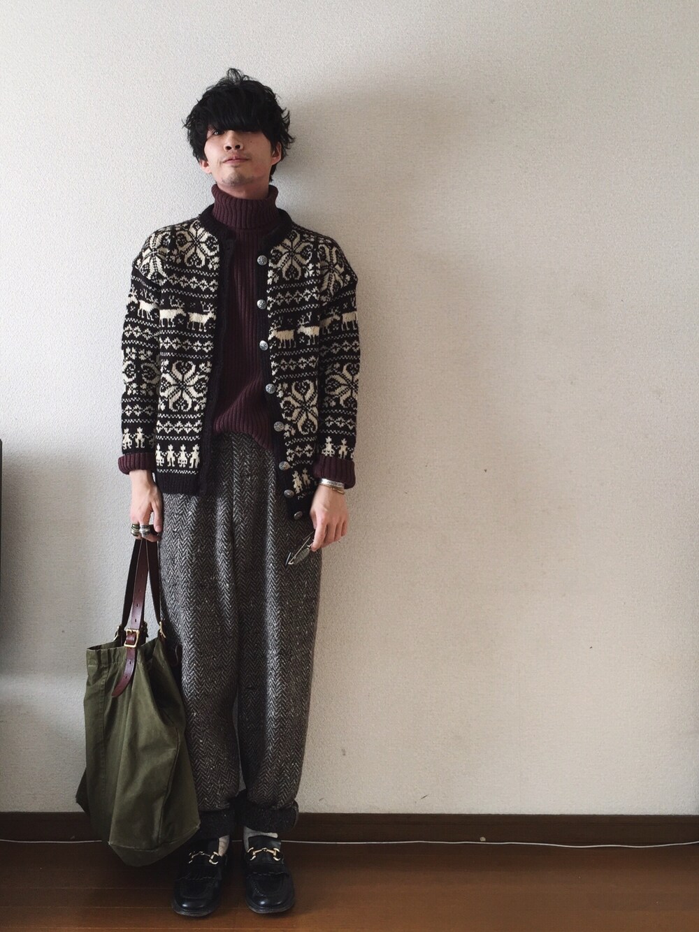 ブラック系のニット/セーター、レッド系のニット/セーター、ブラウン系のその他パンツを着用したメンズの冬コーディネートの1枚目の写真