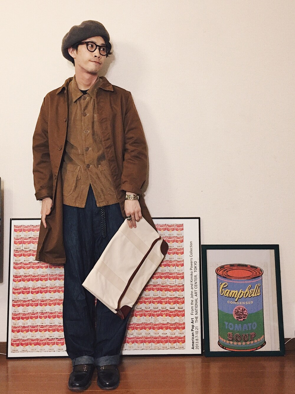 「春コーデ、カジュアル、革靴、ワイドデニム、ベレー帽×メガネ、フレンチワーク、クラッチバッグ、スタッズローファー、コーデュロイ、モールスキン」｜「Yarmoのアイテム（ステンカラーコート、ブラウン系）」を使った、old_goldさん（メンズ・170cm）の冬コーディネートの1枚目の写真