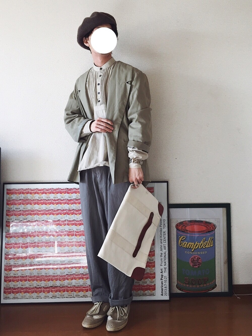 ベージュ系のテーラードジャケット、ベージュ系のシャツ/ブラウス、グレー系のスラックスを着用したメンズの春コーディネートの1枚目の写真