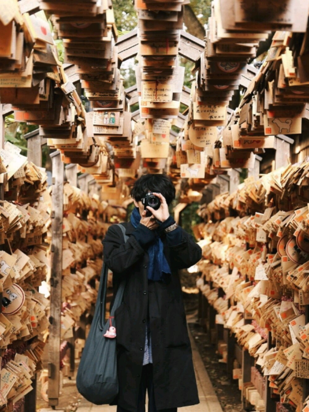 ブラック系のジャケット/アウター、ブルー系のデニムパンツ、ブルー系のストール/ショールを着用したメンズの春コーディネートの1枚目の写真