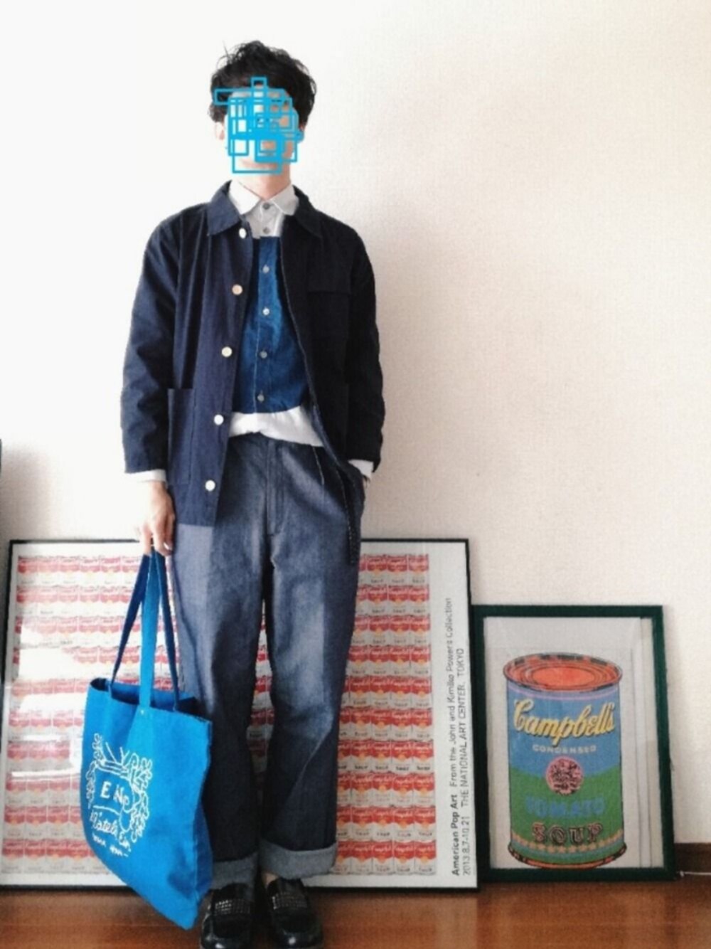 ブルー系のシャツ/ブラウス、ブルー系のデニムパンツ、ブルー系のトートバッグを着用したメンズの春コーディネートの1枚目の写真