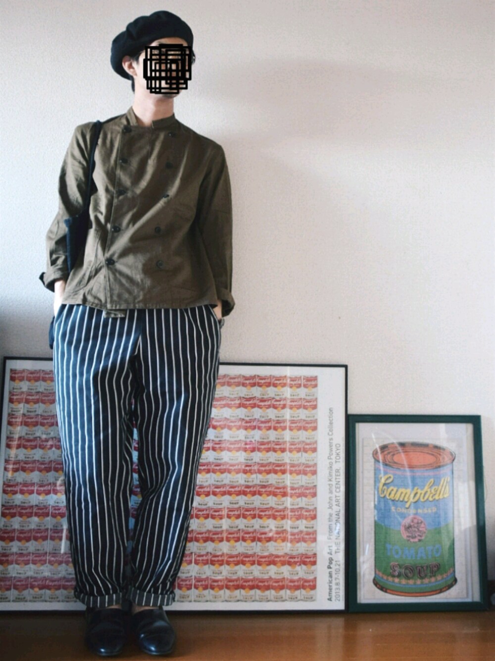 グリーン系のシャツ/ブラウス、ブラック系のパンツ、ブラック系のその他シューズを着用したメンズの春コーディネートの1枚目の写真