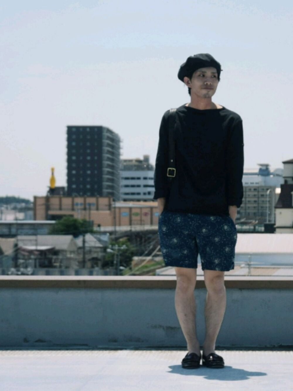 ブラック系のTシャツ/カットソー、ブラック系のショルダーバッグ、ブルー系のその他パンツを着用したメンズの春コーディネートの1枚目の写真