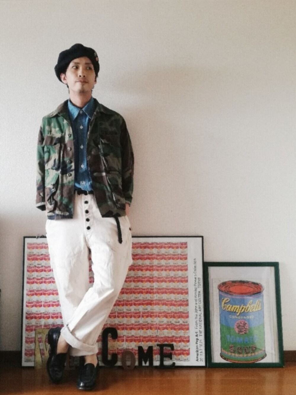 グリーン系のミリタリージャケット、ブルー系のシャツ/ブラウス、ホワイト系のその他パンツを着用したメンズの夏コーディネートの1枚目の写真