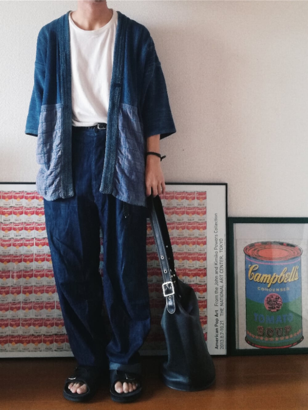 ブルー系のシャツ/ブラウス、ホワイト系のTシャツ/カットソー、ブルー系のデニムパンツを着用したメンズの夏コーディネートの1枚目の写真