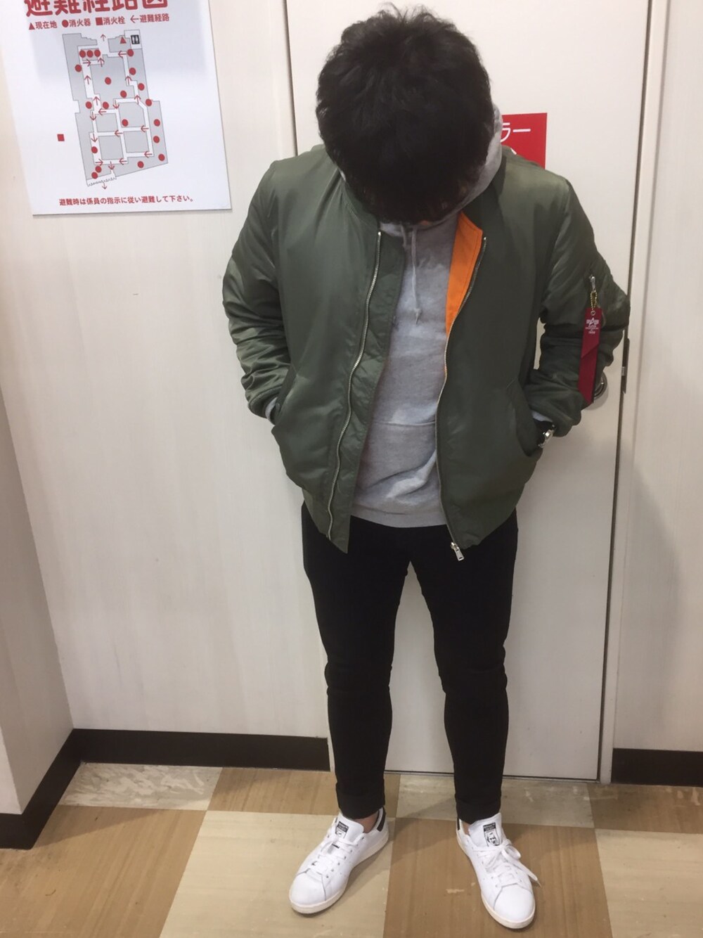 「カジュアル、MA-1、パーカー、スキニーデニム、白スニーカー、秋冬、秋のコーデ、STUDIOUS、URBAN RESEARCH」｜「Alpha IndustriesのALPHA×iD 別注LOOSE FIT MA-1（ブルゾン、グリーン系）」を使った、デ部さん（メンズ・173cm）の秋コーディネートの1枚目の写真