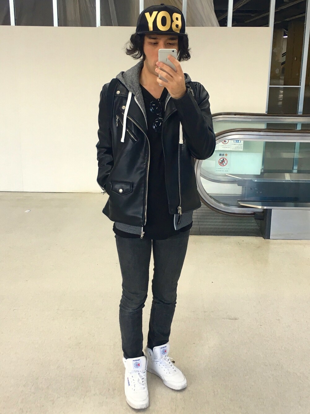 「冬、ライダース、ダブルライダース、スキニーデニム、members only、H&M、Bershka、HELMUT LANG、BOY LONDON、reebok」｜「Bershkaのアイテム（Tシャツ/カットソー、ブラック系）」を使った、Mikamiさん（メンズ・172cm）の冬コーディネートの1枚目の写真