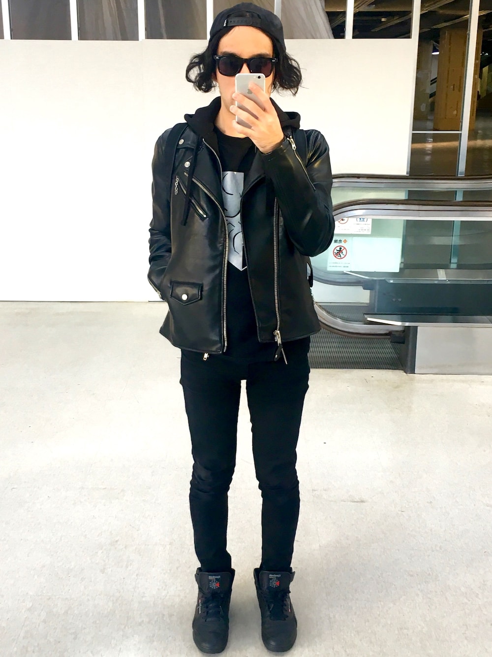 「冬、スキニー、オールブラック、ダブルライダース、BOY LONDON、members only、cheap monday、reebok」｜「CHEAP MONDAYのアイテム（その他パンツ、ブラック系）」を使った、Mikamiさん（メンズ・172cm）の冬コーディネートの1枚目の写真