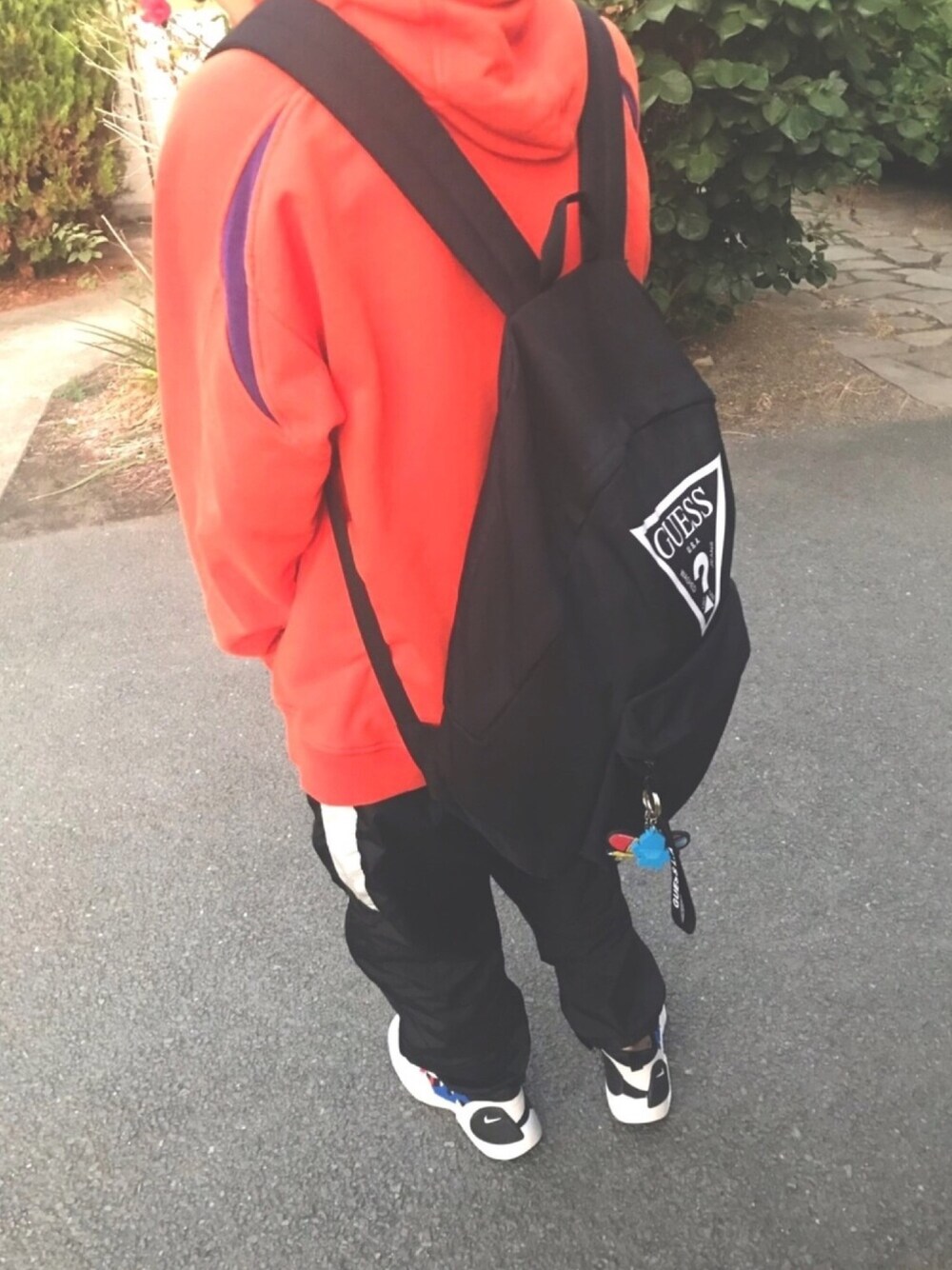 「古着、KANGOL、オレンジパーカー、スニーカー、トラックパンツ、だぼっとゆるっと。、NIKE、かわいい、秋コーデ」｜「Guessのアイテム（バックパック/リュック、ブラック系）」を使った、REUYAさん（メンズ・170cm）の秋コーディネートの1枚目の写真