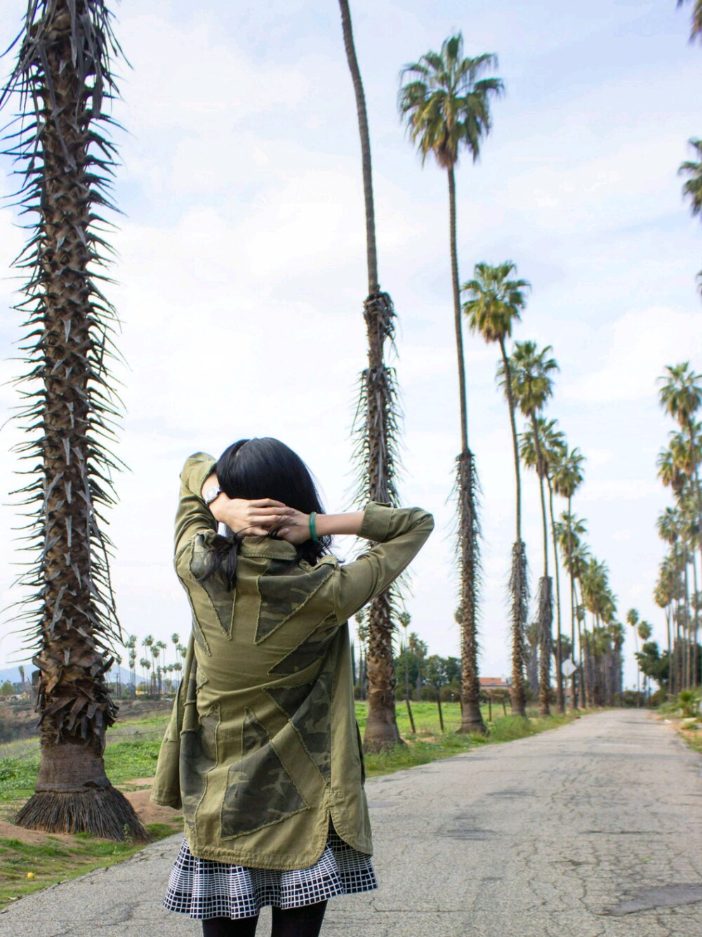 「casual、streetstyle、jacket 、skirt、camo、winter、STYLE、street、streetfashion、pattern」｜「FOREVER 21のアイテム（ミリタリージャケット、グリーン系）」を使った、Malinda Julie Ouchさん（レディース・168cm）の冬コーディネートの1枚目の写真