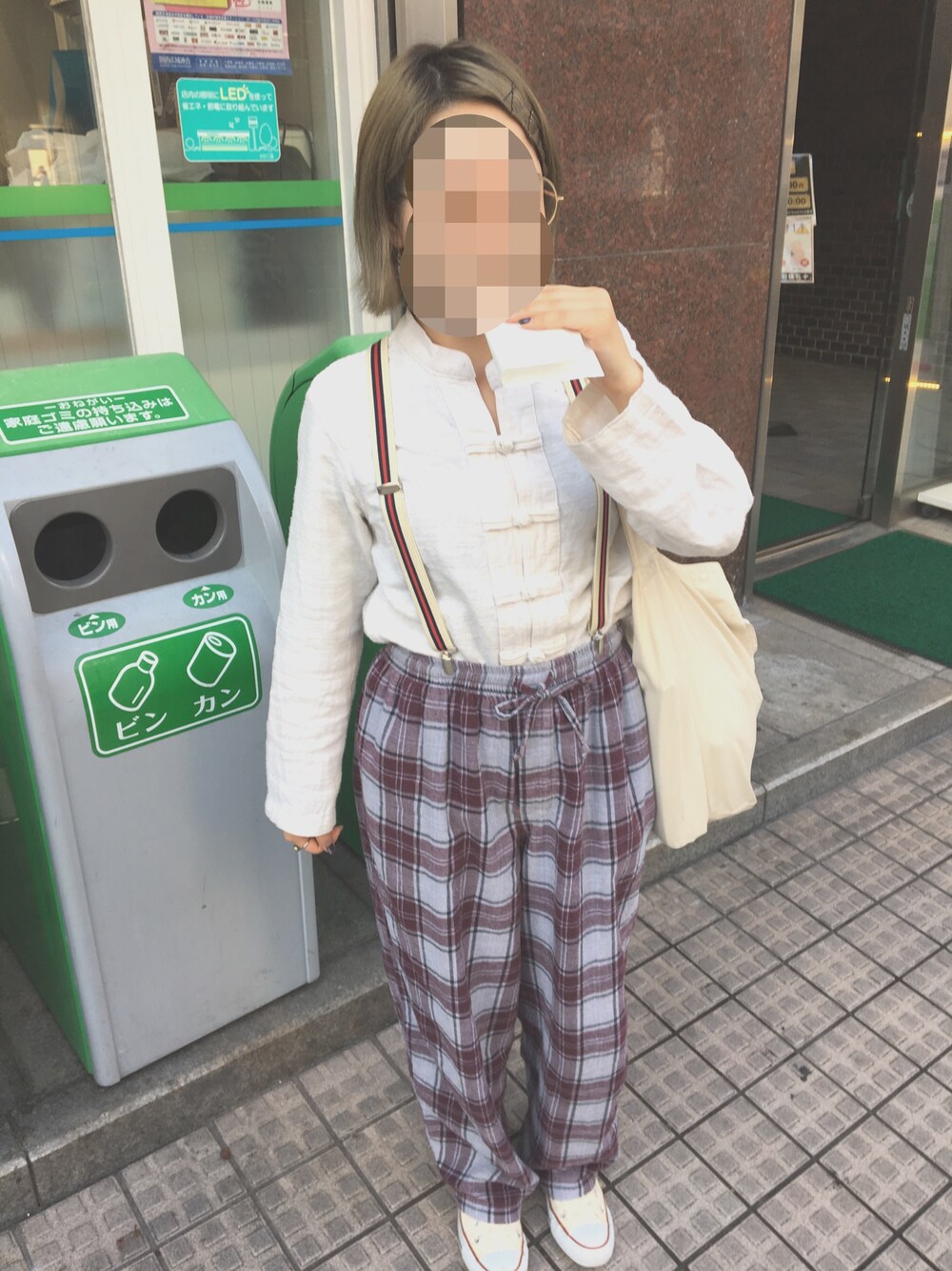 ホワイト系のシャツ/ブラウス、パープル系のその他パンツ、ベージュ系のスニーカーを着用したレディースの春コーディネートの1枚目の写真