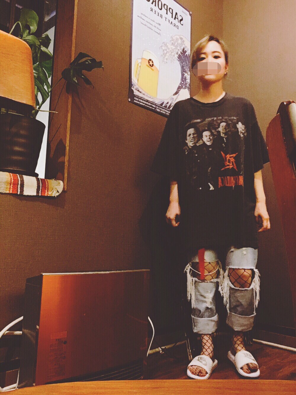 「METALLICA、バンT、ダメージデニムパンツ、網タイツ、ベナッシ、柄シャツ、used」｜「METALLICAのアイテム（Tシャツ/カットソー、ブラック系）」を使った、ぐるぐるさん（レディース・151cm）の春コーディネートの1枚目の写真