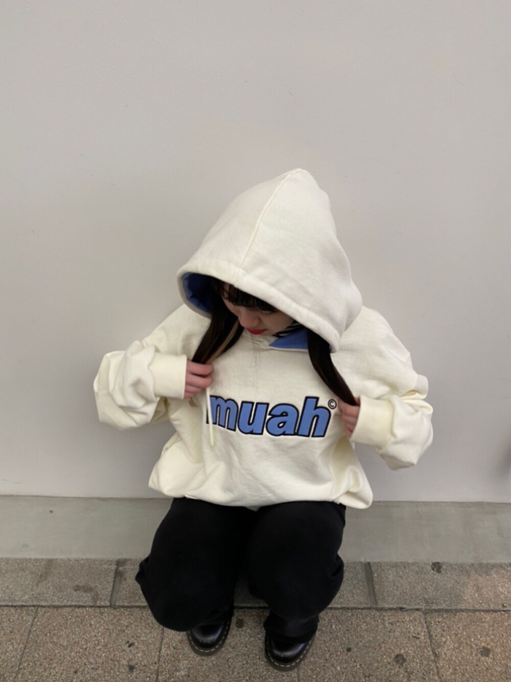 「今日のコーデ、スポーティー、いいね、save、フォローお願いします🤑、ゆるコーデ」｜「muahmuahのコンビカラーロゴプルオーバーパーカー/フーディー（パーカー、ホワイト系）」を使った、cocoさん（レディース・167cm）の春コーディネートの1枚目の写真