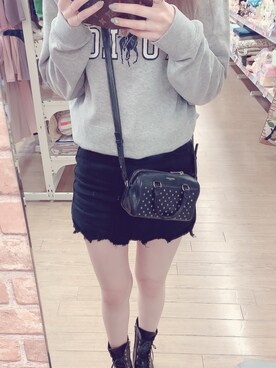 「SAINT LAURENT PARIS（サンローランパリ）のアイテム（ショルダーバッグ、ブラック系）」を使った、meguさん（レディース・170cm）の春コーディネート