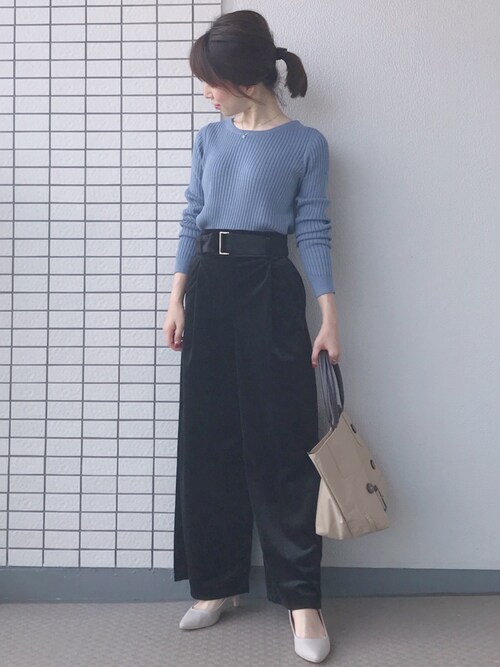 ワイドパンツの足をすらりと長く見せる
