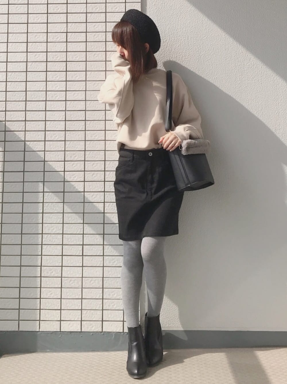 「スウェットプルオーバー、着回しコーデ、ベージュ、UNIQLO U、UNIQLO スウェット、ベレー帽、リブタイツ、秋コーデ、低身長、グレイル」｜「SHOO・LA・RUEのブークレニットベレー帽（ハンチング/ベレー帽、ブラック系）」を使った、♥hapiko♥さん（レディース・153cm）の秋コーディネートの1枚目の写真