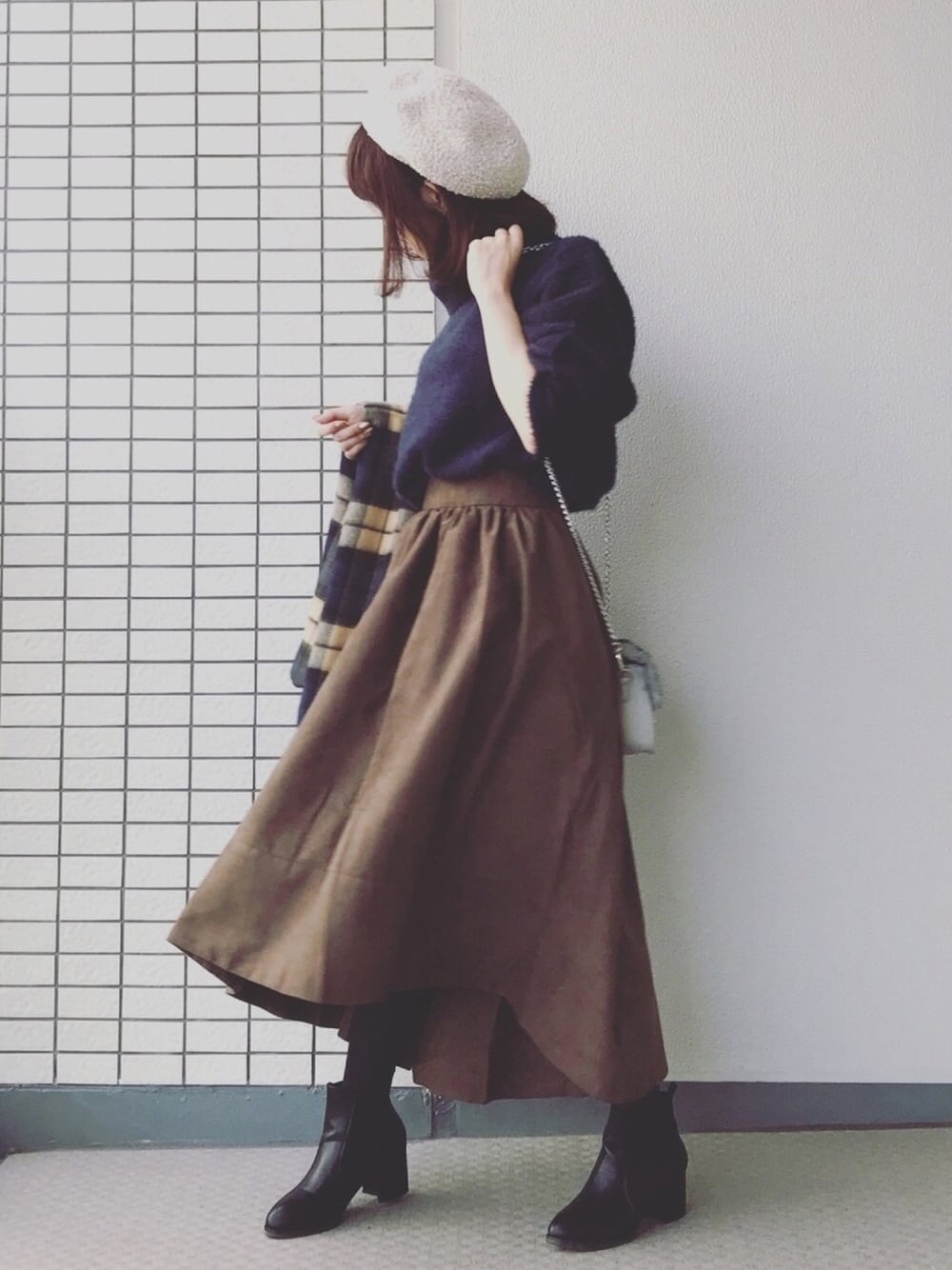 「ネイビー×ブラウン、ネイビー、ネイビーニット、ブラウン×ネイビー、ブラウン、フィッシュテール、フレアスカート、オトナカジュアル、ゆるニット、低身長」｜「SHOO・LA・RUEのブークレーベレー帽（ハンチング/ベレー帽、グレー系）」を使った、♥hapiko♥さん（レディース・153cm）の秋コーディネートの1枚目の写真