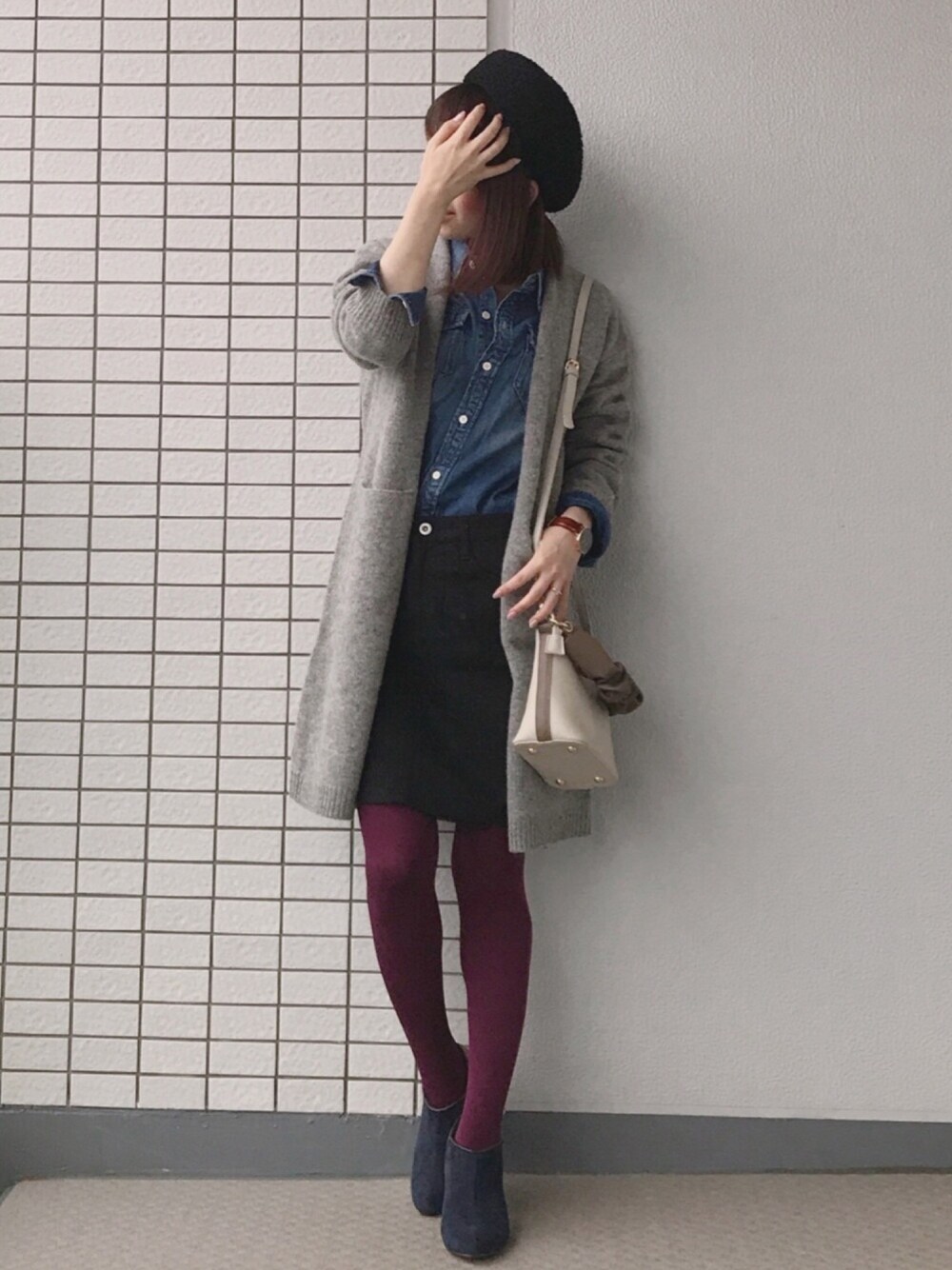 「ニットコート、メランジウールコート、休日スタイル、秋のコーデ、UNIQLO、ブーティ、カジュアル、ベレー帽、低身長、ダンガリーシャツ」｜「SHOO・LA・RUEのブークレニットベレー帽（ハンチング/ベレー帽、ブラック系）」を使った、♥hapiko♥さん（レディース・153cm）の秋コーディネートの1枚目の写真