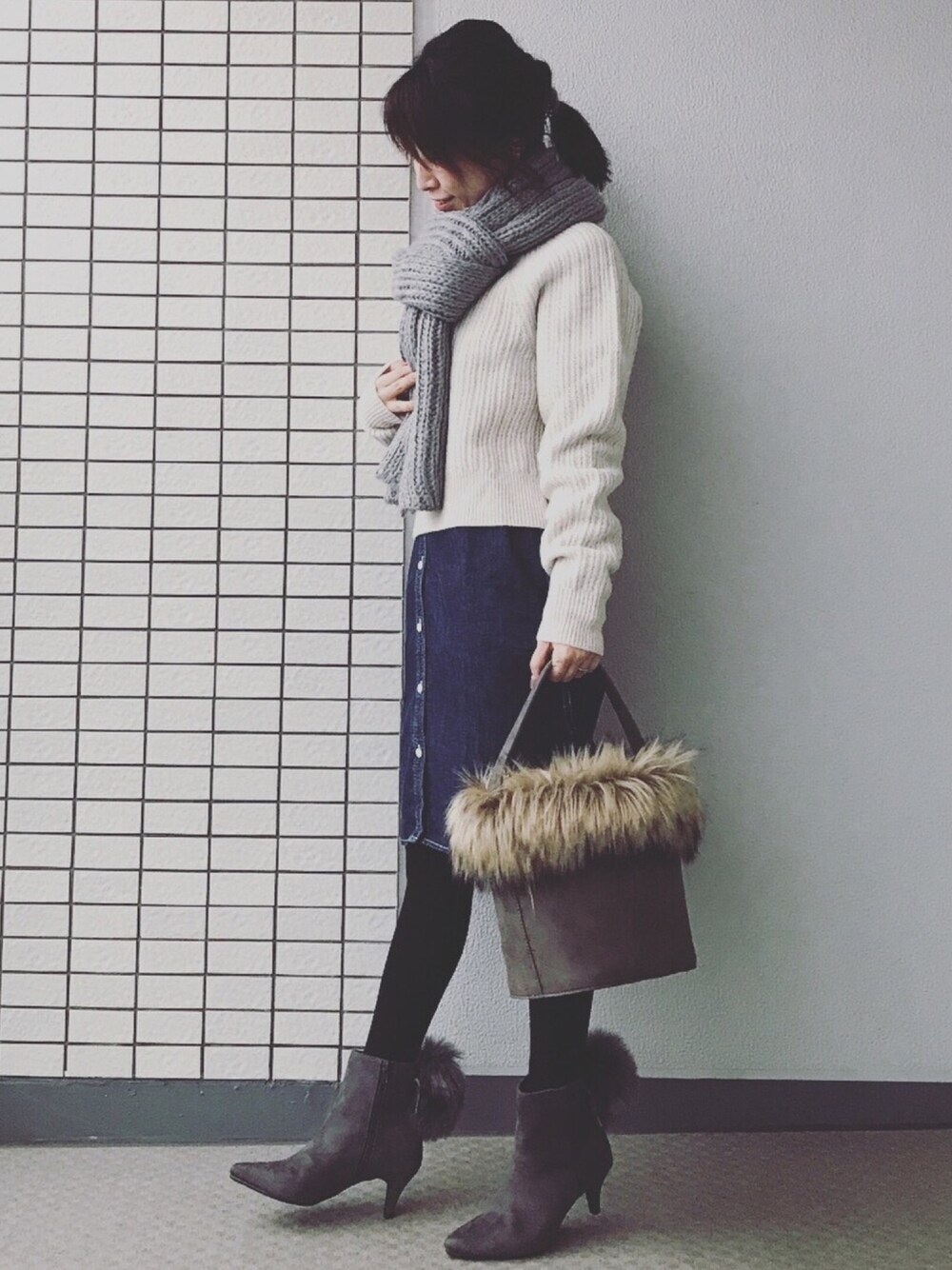 「GUブーツ、ショートブーツ、デニムワンピース、UNIQLO U、UNIQLOニット、モックネック、ファーブーツ、無印良品、ワンピース、低身長」｜「GUのアイテム（マフラー、グレー系）」を使った、♥hapiko♥さん（レディース・153cm）の秋コーディネートの1枚目の写真