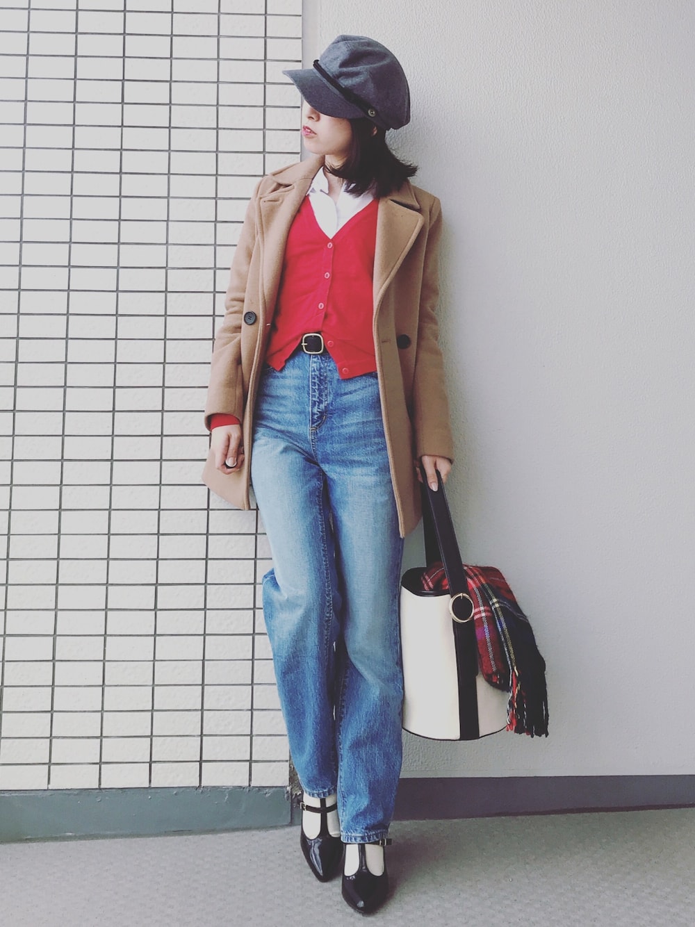 「マリンコーデ、ハイウエストストレートジーンズ、マリンキャップ、赤カーディガン、ootd、ユニクロコーデ、GUデニム、デニムパンツ、チェスターコート、低身長」｜「DONOBANのウールマリンキャップ（キャスケット、グレー系）」を使った、♥hapiko♥さん（レディース・153cm）の冬コーディネートの1枚目の写真