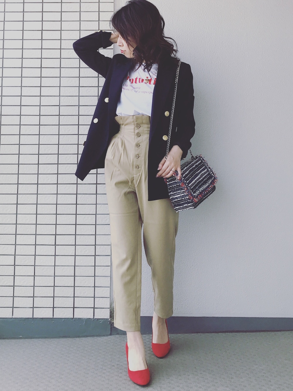 ブルー系のテーラードジャケット、ホワイト系のTシャツ/カットソー、ベージュ系のチノパンツを着用したレディースの春コーディネートの1枚目の写真