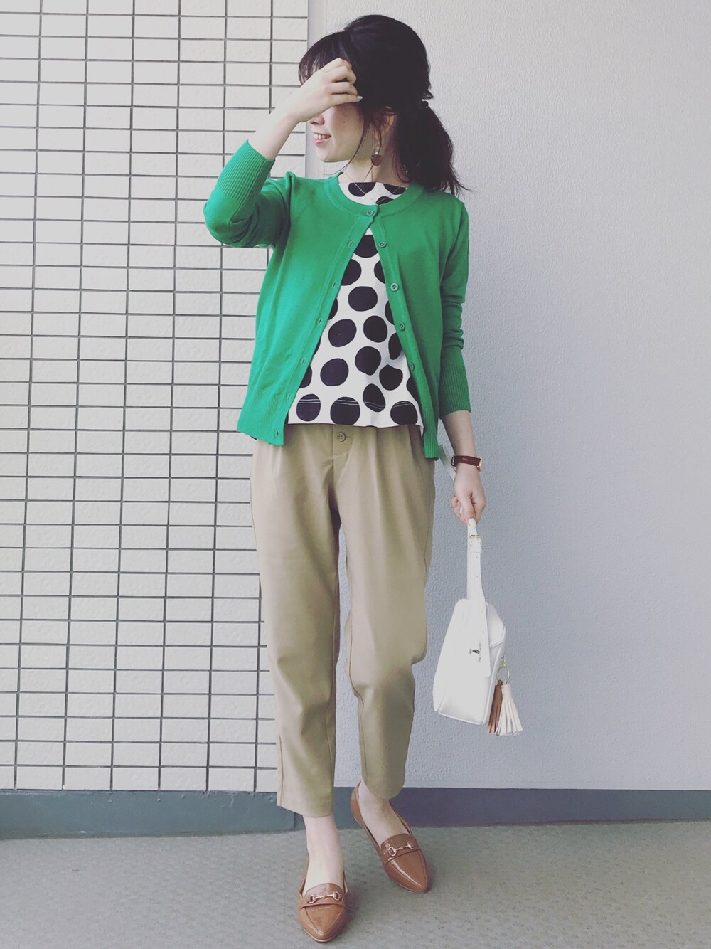 「マリメッコ、グリーン、marimekko、テーパードパンツ、ビットローファー、オトナカジュアル、UNIQLO、ハイウエストパンツ、低身長、フラットシューズ」｜「UNIQLOのMarimekkoブラウス（ノースリーブ）＋E（シャツ/ブラウス、ホワイト系）」を使った、♥hapiko♥さん（レディース・153cm）の春コーディネートの1枚目の写真