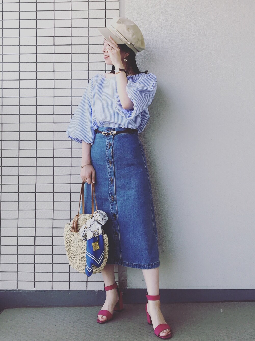 ブルー系のシャツ/ブラウス、ピンク系のサンダル、ベージュ系のキャスケットを着用したレディースの春コーディネートの1枚目の写真