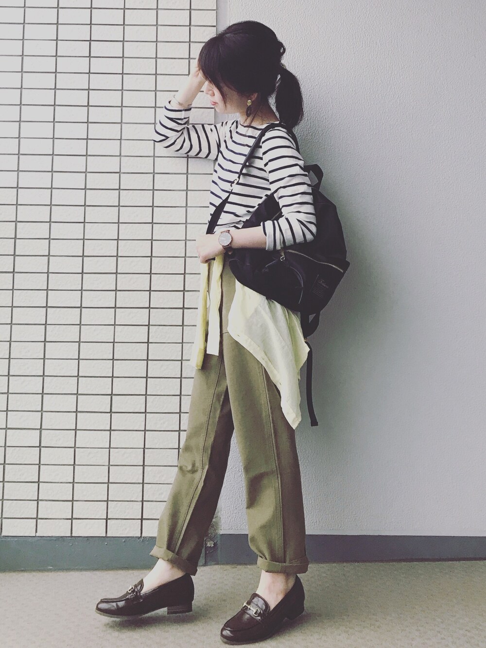 ホワイト系のTシャツ/カットソー、イエロー系のシャツ/ブラウス、ブラック系のバックパック/リュックを着用したレディースの春コーディネートの1枚目の写真