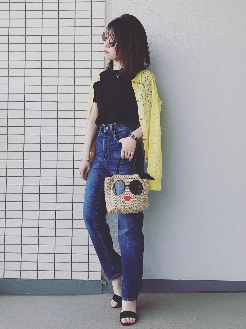 ブラック系のサンダル、ブラウン系のアナログ腕時計を着用したレディースの春コーディネートの1枚目の写真