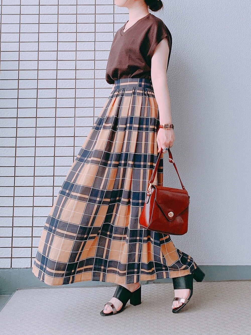 「夏だ！Tシャツ着よう！、プチプラコーデ、大人カジュアル、ベージュコーデ、ワントーンコーデ、マキシスカート、低身長コーデ、ブラウンコーデ、１万円以内でコーデ、チェックスカート」｜「andmeのフレンチスリーブVネックニットソーTシャツトップス（Tシャツ/カットソー、ブラウン系）」を使った、♥hapiko♥さん（レディース・153cm）の夏コーディネートの1枚目の写真