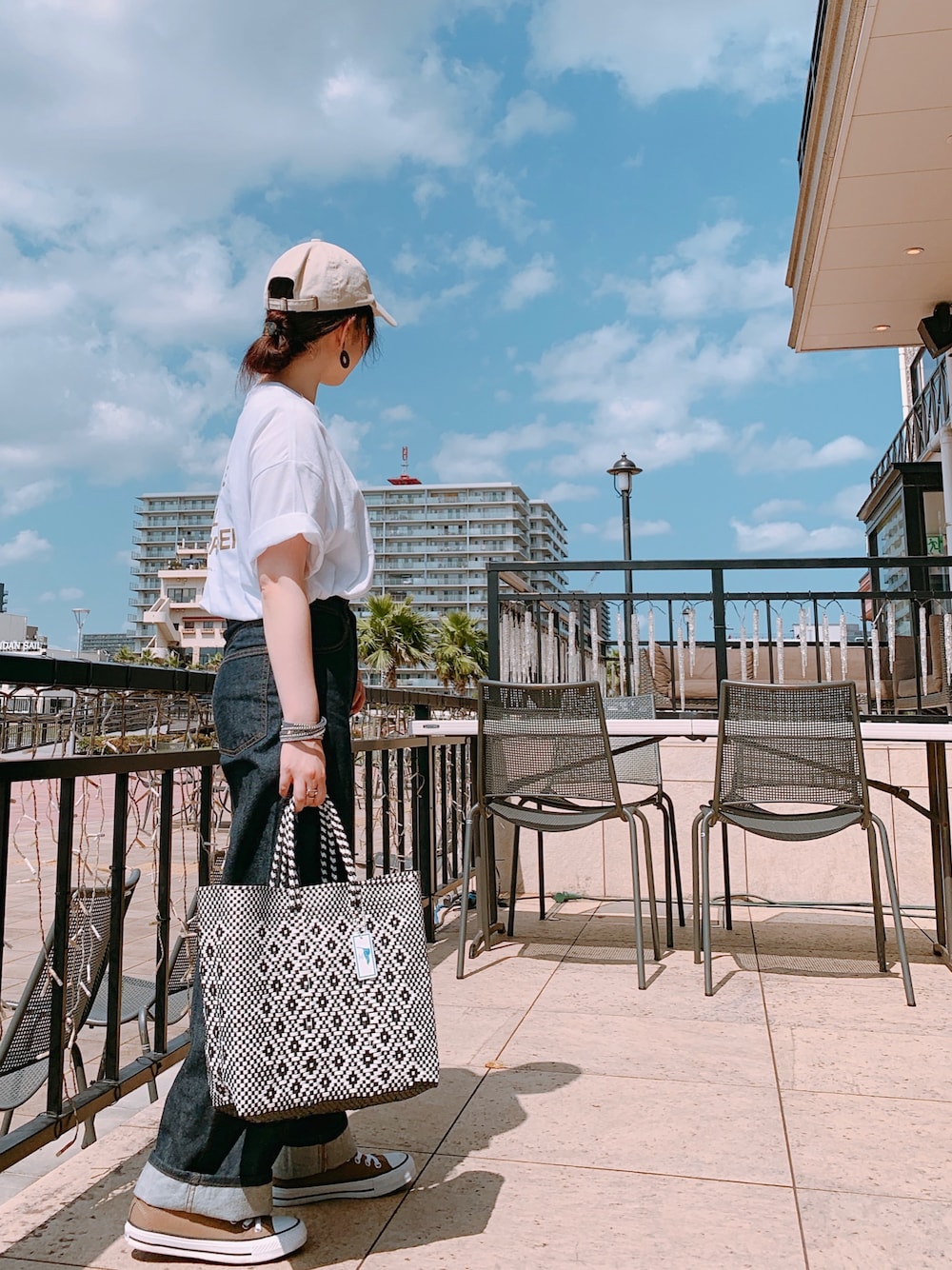 「カーブパンツ、ユニクロデニム、大人カジュアル、ベージュコーデ、ゆるコーデ、休日スタイル、メルカドバッグ、Tシャツ×デニム、オーバーサイズ、低身長」｜「Championの【CHAMPION】ローキャップ（キャップ、ベージュ系）」を使った、♥hapiko♥さん（レディース・153cm）の夏コーディネートの1枚目の写真