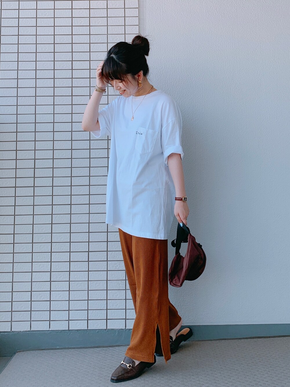 「シンプルコーデ、オトナカジュアル、リブワイドパンツ、スリットパンツ、オーバーサイズ、ロゴT、バブーシュ、ブラウンコーデ、GU、低身長」｜「LIBRÉMのバックプリント刺繍ロゴ ポケTee（Tシャツ/カットソー、ホワイト系）」を使った、♥hapiko♥さん（レディース・153cm）の夏コーディネートの1枚目の写真