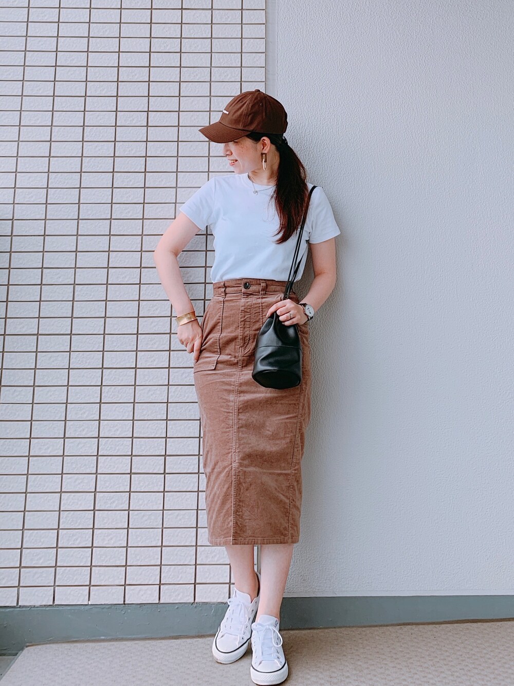 「秋のカフェオレコーデ、大人トレンドカジュアル、カジュアルコーデ、コーデュロイスカート、コーデュロイ、プチプラコーデ、GU、白Tシャツ、タイトスカート、低身長」｜「UNIQLOのクルーネックT（半袖）（Tシャツ/カットソー、ホワイト系）」を使った、♥hapiko♥さん（レディース・153cm）の秋コーディネートの1枚目の写真