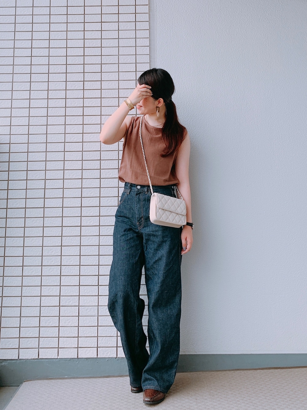 「秋のカフェオレコーデ、大人トレンドカジュアル、パンツスタイル、カーブパンツ、ワイドフィットカーブパンツ、シンプルコーデ、プチプラコーデ、低身長、ノースリーブ、ブラウンコーデ」｜「fifthの【星玲奈プロデュース】ナチュラルリネンスリーブレストップス（Tシャツ/カットソー、ブラウン系）」を使った、♥hapiko♥さん（レディース・153cm）の秋コーディネートの1枚目の写真