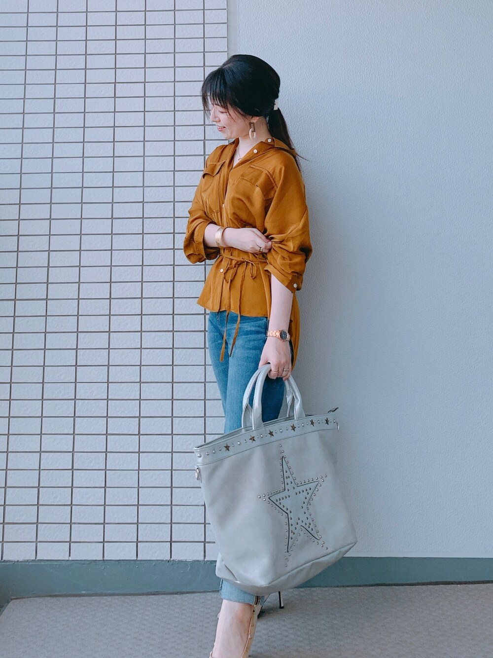 「ビッグトート、ビッグバッグ、パンツスタイル、大人カジュアル、低身長、サテンシャツ、シャツスタイル、デニムパンツ、キレイめ、GU」｜「RED CARD TOKYOの【REDCARD】Anniversary Tapered デニム（デニムパンツ、ブルー系）」を使った、♥hapiko♥さん（レディース・153cm）の秋コーディネートの1枚目の写真