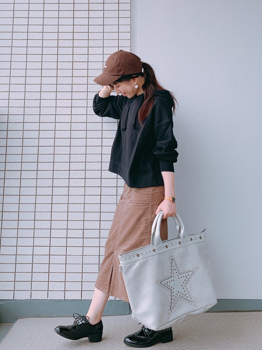 「大人カジュアル、プチプラコーデ、低身長、ビッグコート、ビッグバッグ、ブラウン、GU、パーカー、オジ靴、コーデュロイスカート」｜「UNIQLOのスウェットクロップドプルパーカ（長袖）（パーカー、ブラック系）」を使った、♥hapiko♥さん（レディース・153cm）の秋コーディネートの1枚目の写真