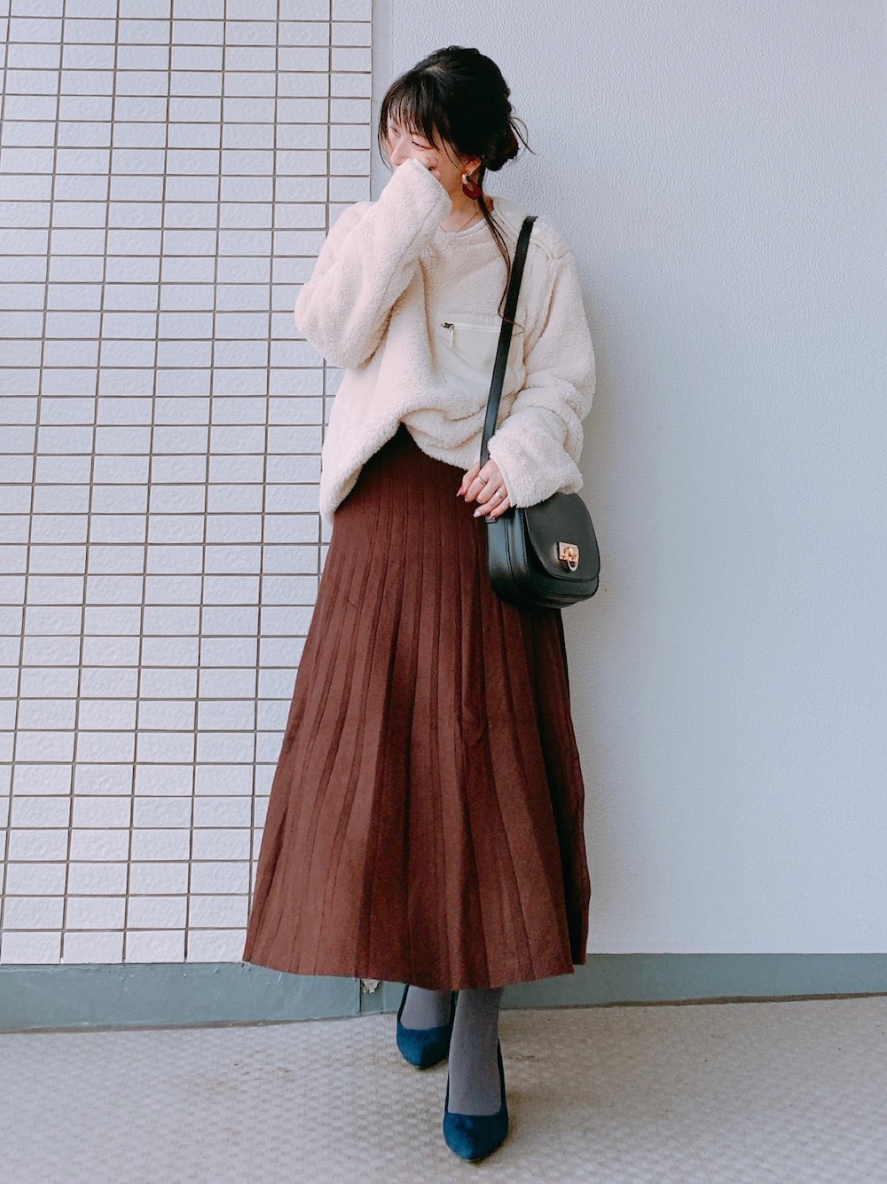 「フリースプルオーバー、エンジニアードガーメンツ、ootd、低身長、着回しコーデ、大人カジュアル、ユニクロ、メンズアイテム、ニットスカート、ブラウン×ホワイト」｜「UNIQLOのフリースプルオーバー（長袖）（Tシャツ/カットソー、ホワイト系）」を使った、♥hapiko♥さん（レディース・153cm）の秋コーディネートの1枚目の写真