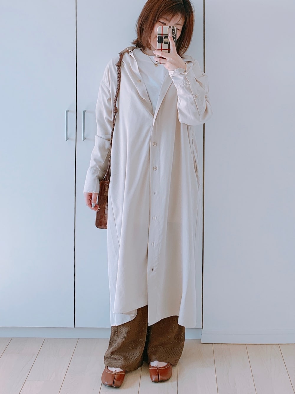 「おうちファッション、低身長コーデ、ロングワンピース、ワントーンコーデ、ベージュ、オトナカジュアル、レースパンツ、シャツワンピ、低身長、春」｜「UNIQLOのベルテッドロングシャツワンピース（長袖）（ワンピース、ベージュ系）」を使った、♥hapiko♥さん（レディース・153cm）の春コーディネートの1枚目の写真