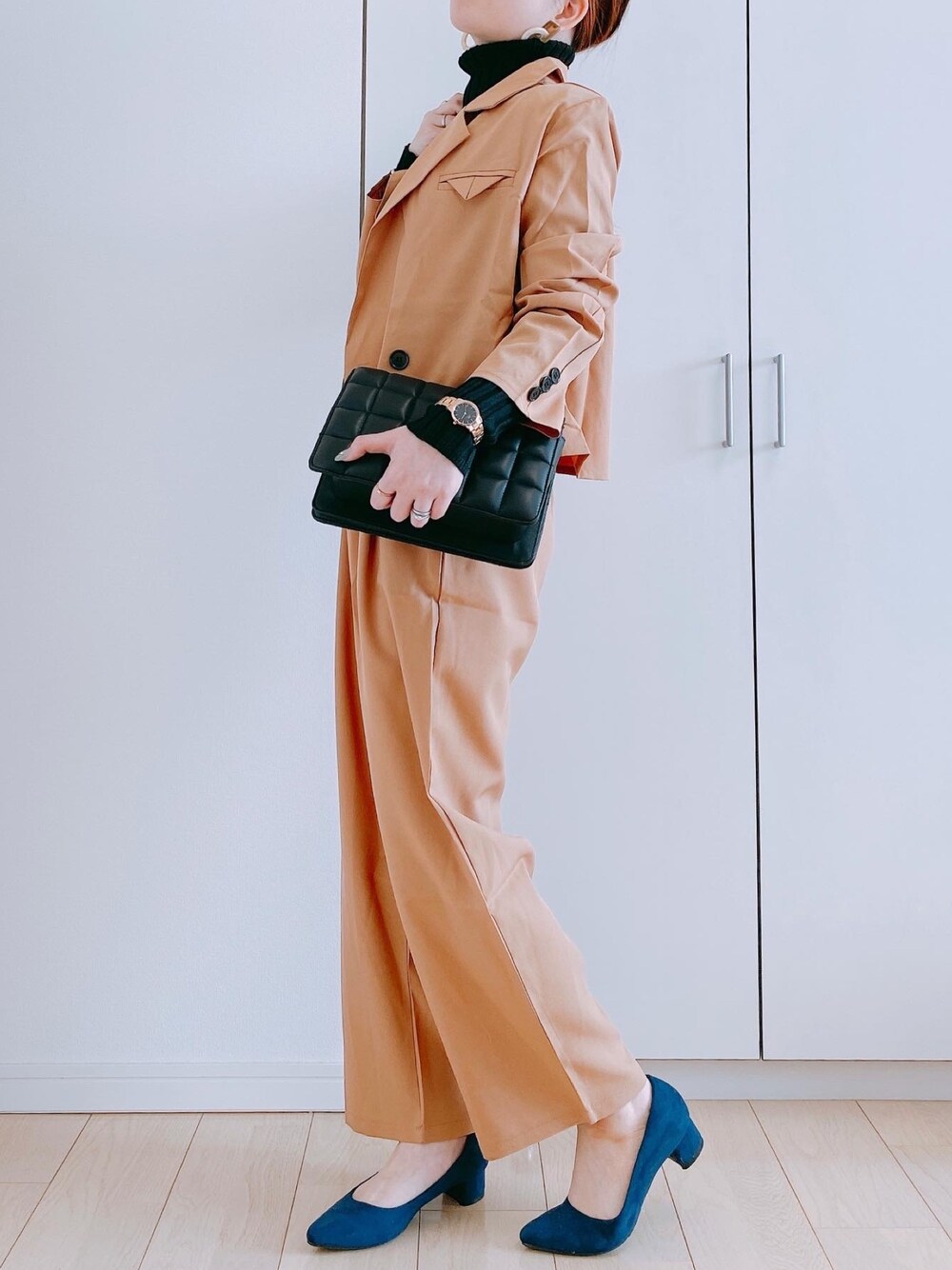 ベージュ系のテーラードジャケットを着用したレディースの冬コーディネートの1枚目の写真