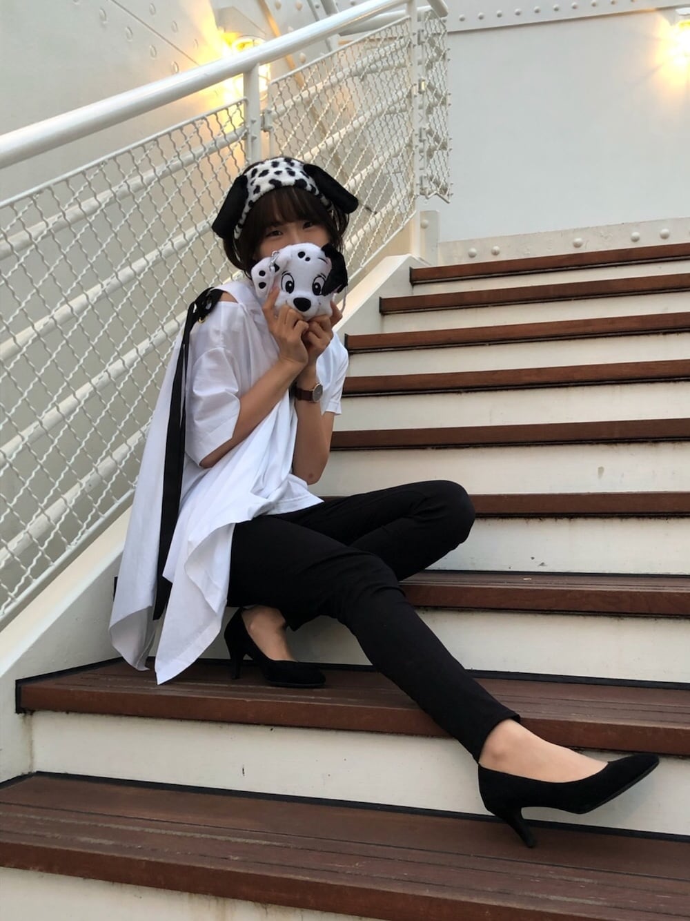 「disney、シンプル、大人カジュアル、モノトーン、ootd」｜「YANUKのアイテム（その他パンツ、ブラック系）」を使った、momomaruさん（レディース・163cm）の春コーディネートの1枚目の写真