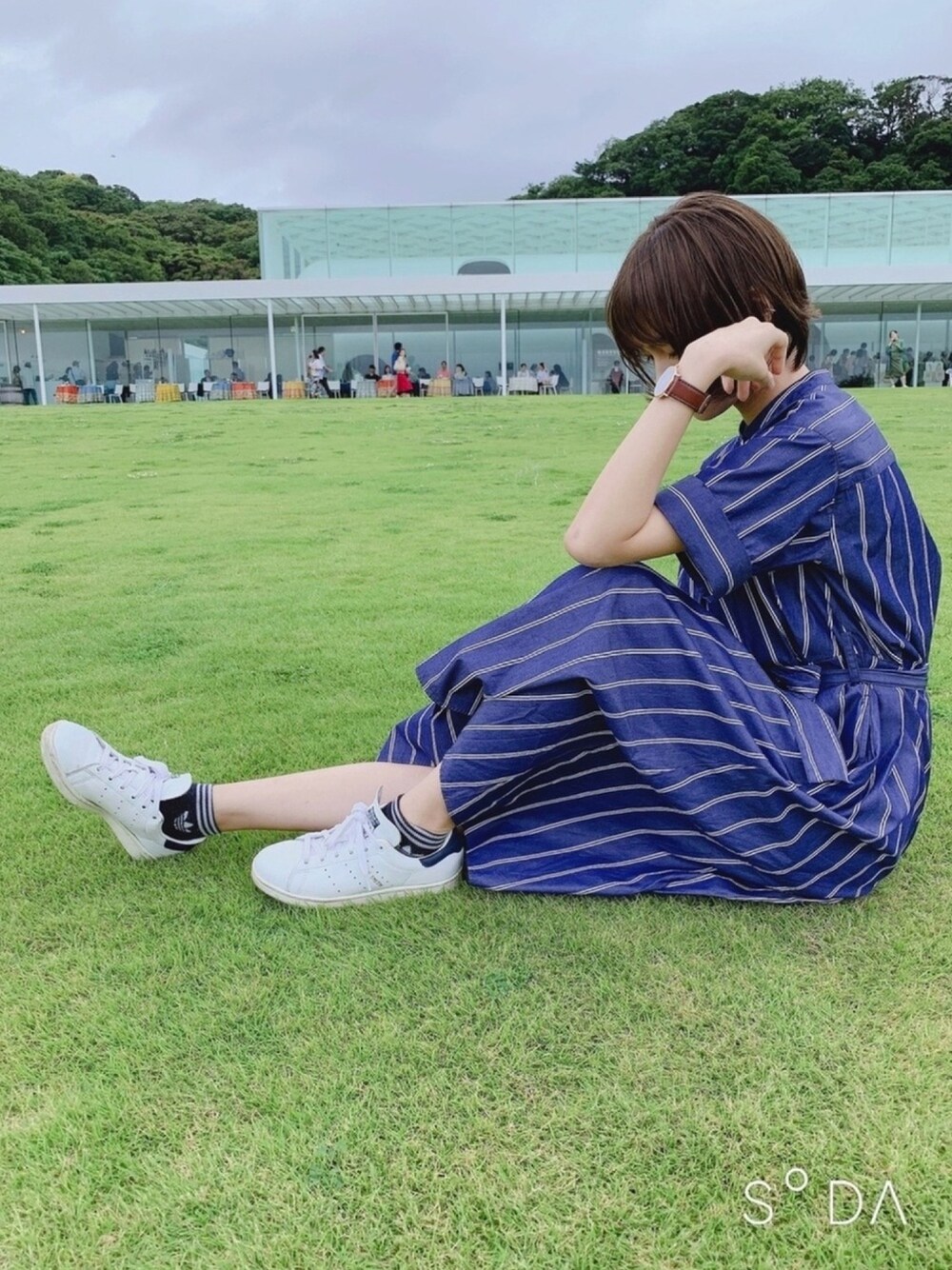 「シンプル、カジュアル、ワンピース、スニーカー、雨の日コーデ、美術館コーデ、ootd、夏コーデ、お洒落さんとつながりたい」｜「MAKER'S SHIRT KAMAKURAのアイテム（シャツワンピース、ブルー系）」を使った、momomaruさん（レディース・163cm）の夏コーディネートの1枚目の写真